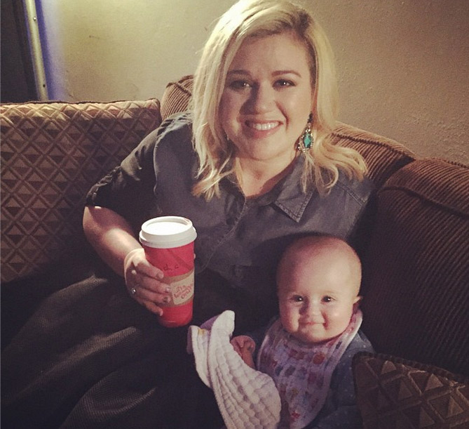 River Rose rouba a cena em foto com a mãe Kelly Clarkson