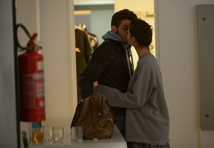 Chay Suede e Laura Neiva se beijam nos bastidores de campanha
