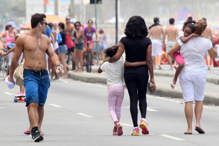 Glória Maria passeia na praia com as filhas