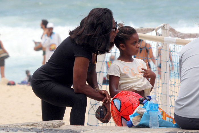 Glória Maria passeia na praia com as filhas