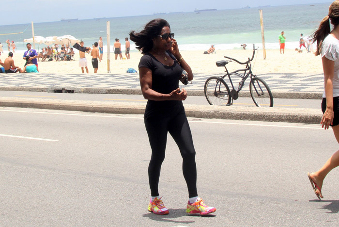 Glória Maria passeia na praia com as filhas