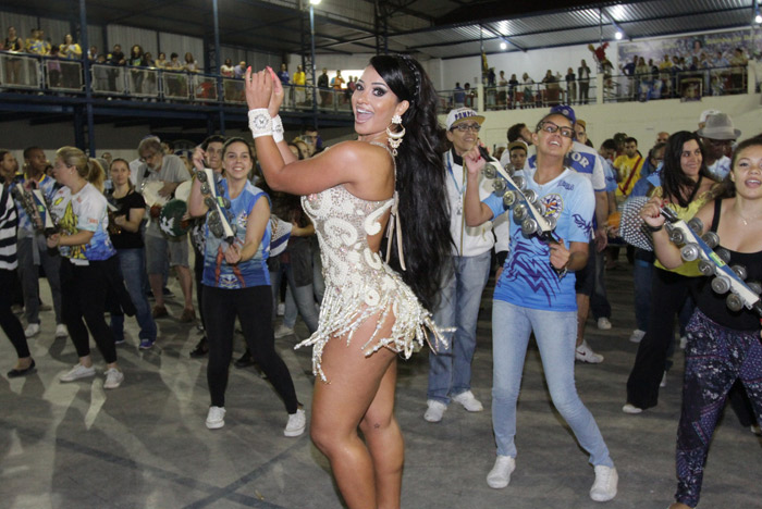 Cinthia Santos é só alegria em ensaio da Águia de Ouro em São Paulo
