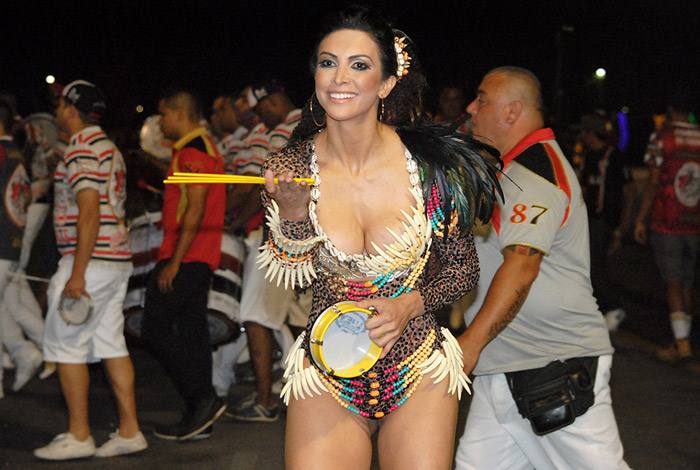 Rainha de Bateria da Escola Independente, Helena Soares ensaia no Sambódromo