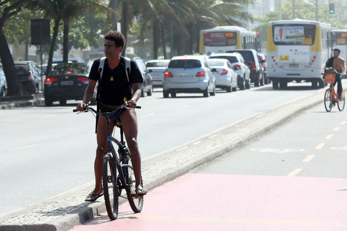 Hélio de la Peña pedala com amiga na orla carioca