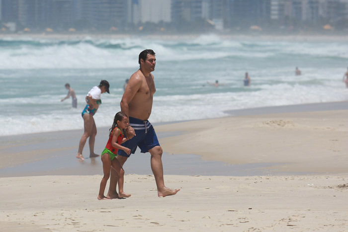 Thiago Lacerda se diverte com os filhos em tarde de praia