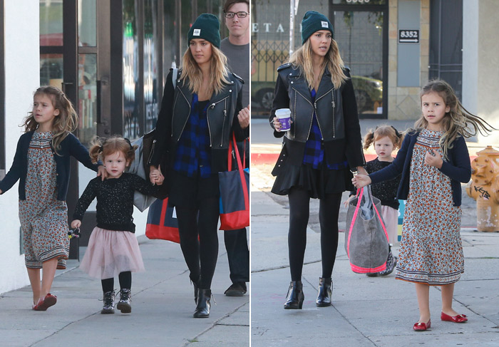 Jessica Alba passeia com as filhas e antecipa o natal 