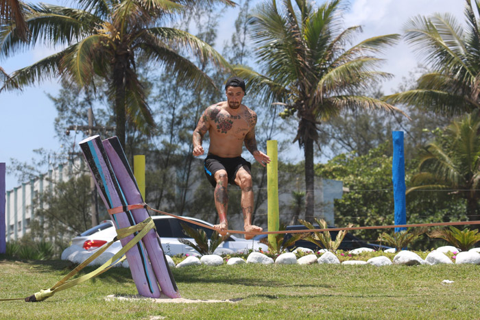 Felipe Titto pratica slackline na Barra da Tijuca