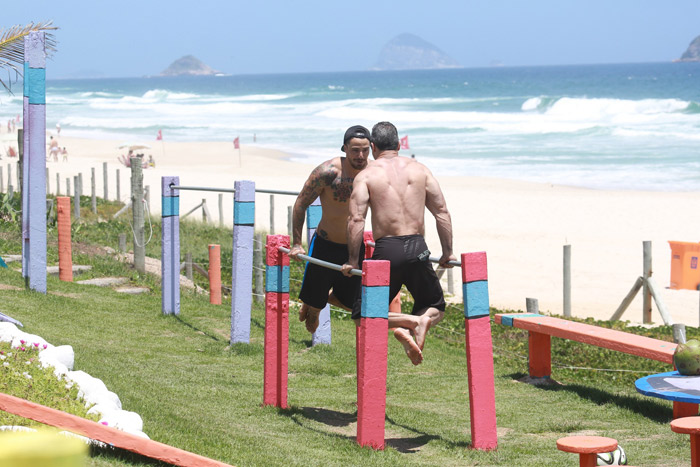 Felipe Titto pratica slackline na Barra da Tijuca