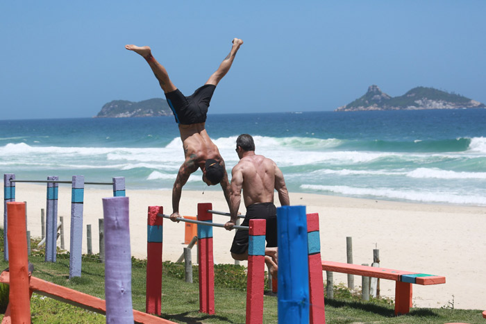 Felipe Titto pratica slackline na Barra da Tijuca