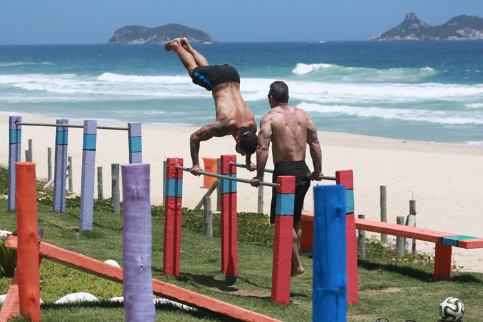 Felipe Titto pratica slackline na Barra da Tijuca