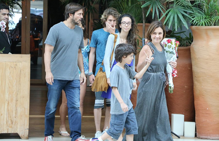 Adriana Esteves e Vladimir Brichta almoçam com os filhos no Rio de Janeiro