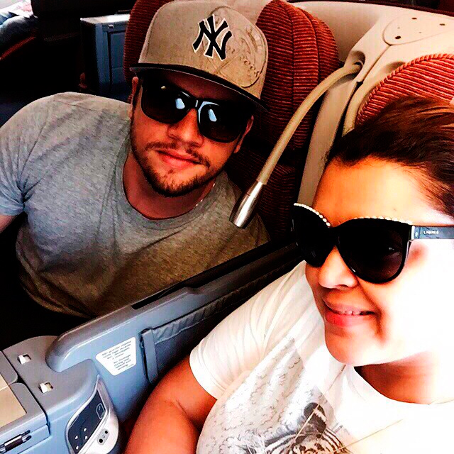 Preta Gil posta foto já dentro do avião ao lado do noivo Rodrigo Godoy[