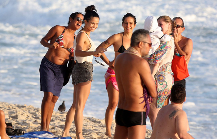 A Nanda Costa curte praia ao lado da percussionista Lan Lan