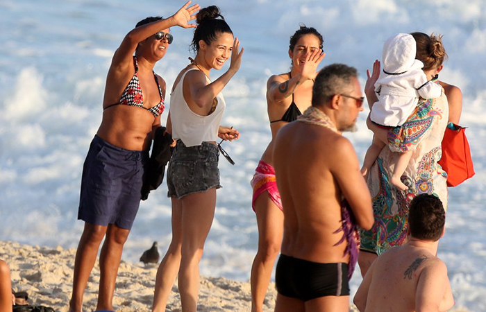 A Nanda Costa curte praia ao lado da percussionista Lan Lan