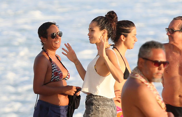 A Nanda Costa curte praia ao lado da percussionista Lan Lan