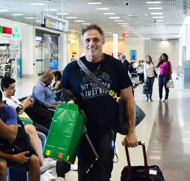 Rômulo Arantes e Carolina Dieckmann esbanjam simpatia em aeroporto