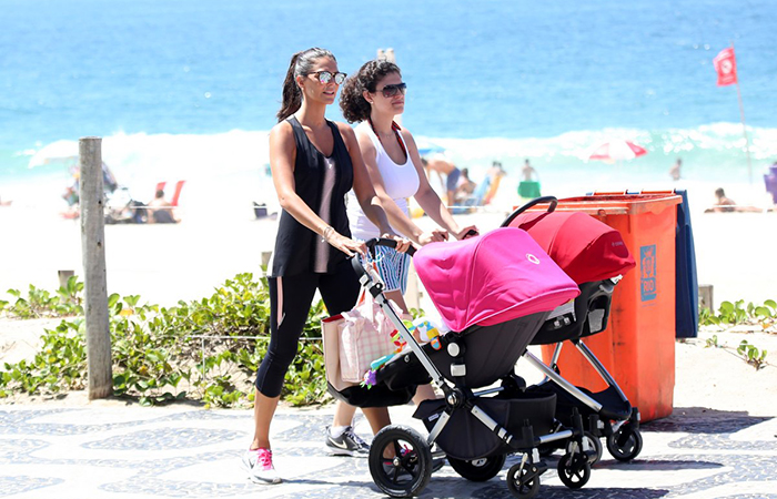   Daniella Sarahyba passeia com a filha caçula na orla carioca