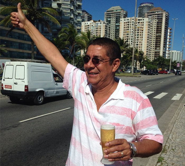 Liberado pelos médicos, Zeca Pagodinho enche o copo e circula pelas ruas do Rio de Janeiro