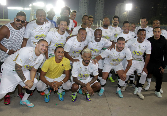 Thiaguinho, Rodriguinho e mais pagodeiros jogam partida de futebol beneficente