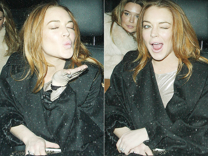 Lindsay Lohan manda beijo e se diverte com os fotógrafos em Londres