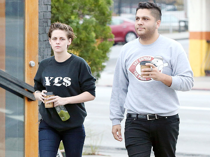 Kristen Stewart toma café com amigo em Los Angeles