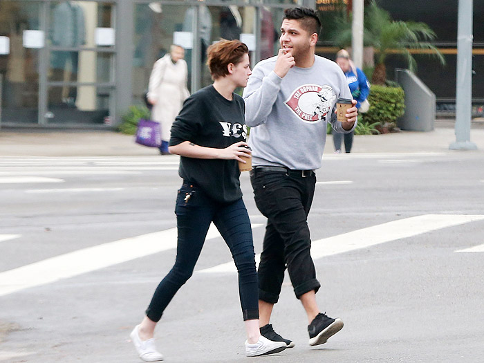 Kristen Stewart toma café com amigo em Los Angeles