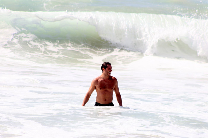 Paulo Rocha se refresca na praia carioca 