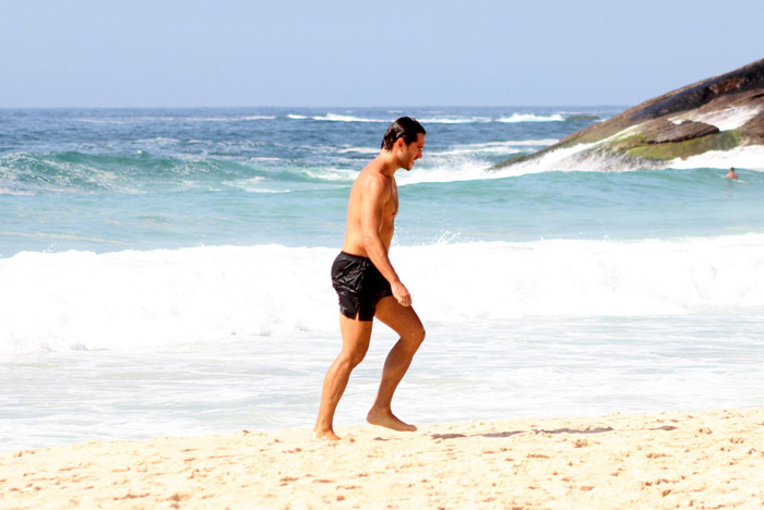 Paulo Rocha se refresca na praia carioca 