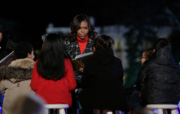 Michelle Obama lê contos de Natal para crianças hospitalizadas