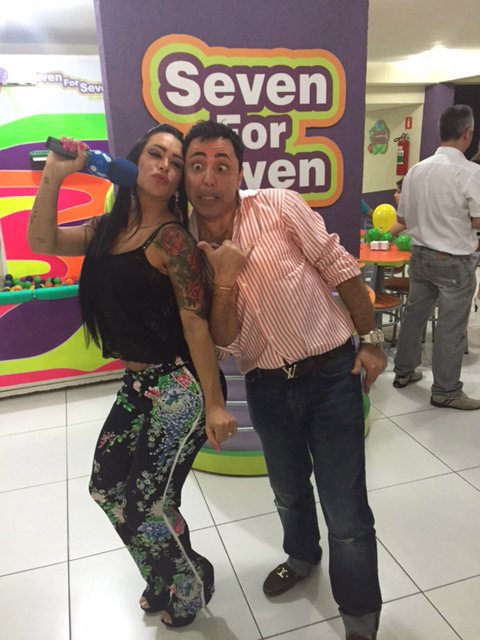Julinho do Carmo se diverte com Fabi Frota no aniversário do filho da modelo