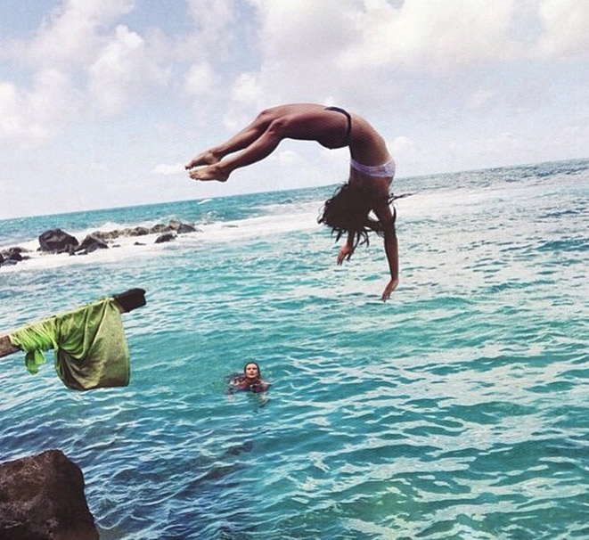 Ísis Valverde registra salto radical na água e filosofa no Instagram