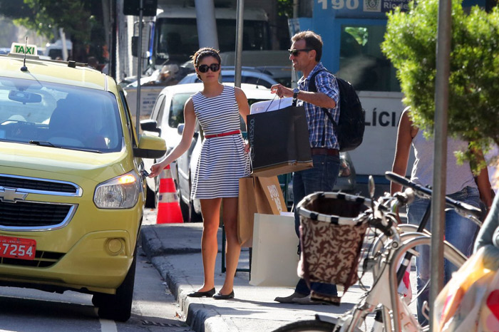 Sophie Charlotte vai às compras de vestidinho em Ipanema