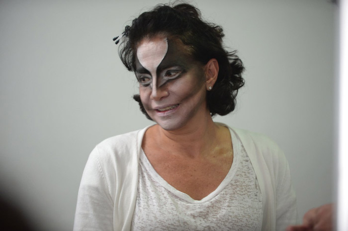Totia Meireles é flagrada ao se maquiar antes de pré-estreia teatral