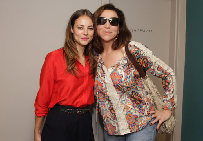 Paolla Oliveira e Marisa Orth se encontram em pré-estreia de filme