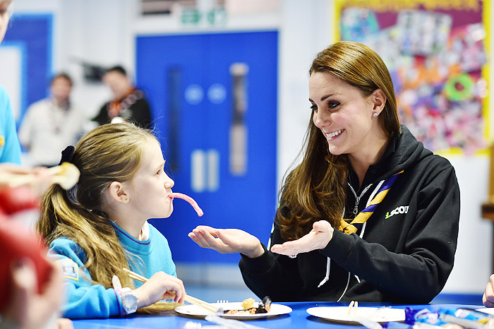 Kate Middleton se encontra com escoteiros mirins em evento beneficente de Londres