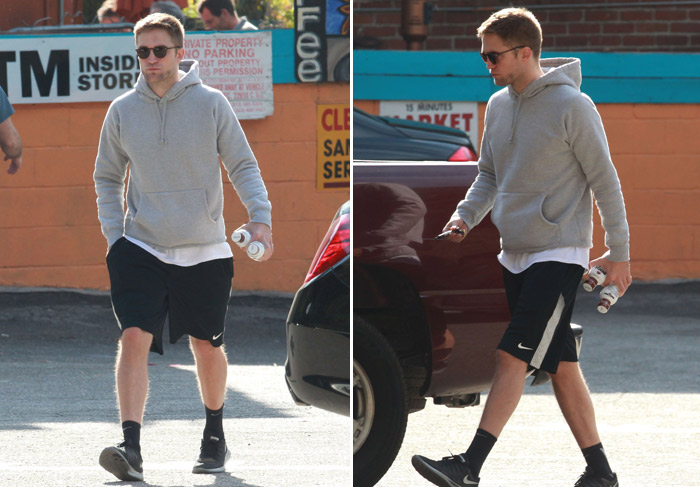 Robert Pattinson caminha pensativo pelas ruas de Los Angeles