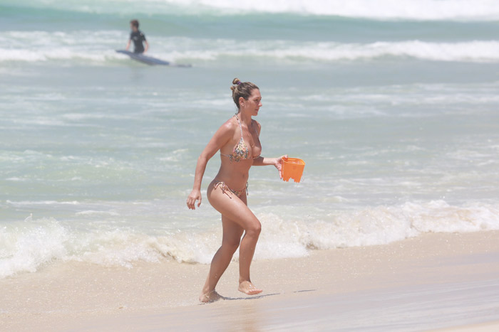 Juliana, esposa de Mario Frias, curte praia enquanto o ator grava para o Estrelas