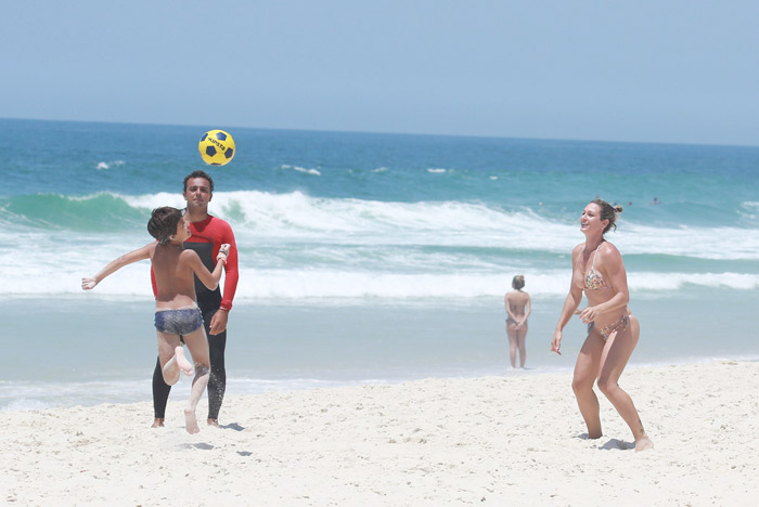 Juliana, mulher de Mario Frias, brinca com Miguel, filho do casal, na praia