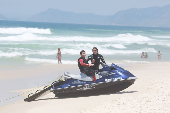 Rômulo Neto e Mario Frias gravam no jet ski em praia carioca para programa Estrelas