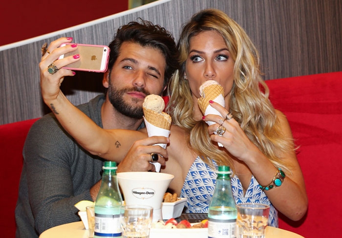 Casal fez selfie enquanto tomava sorvete numa sorveteria em agosto. Pura fofura! Em entrevista a O Fuxico, Gio contou que os dois se dão muito bem e têm muita liberdade para conversar sobre a relação