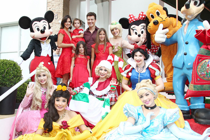 Família Faro posa com personagens da Disney em buffet de São Paulo