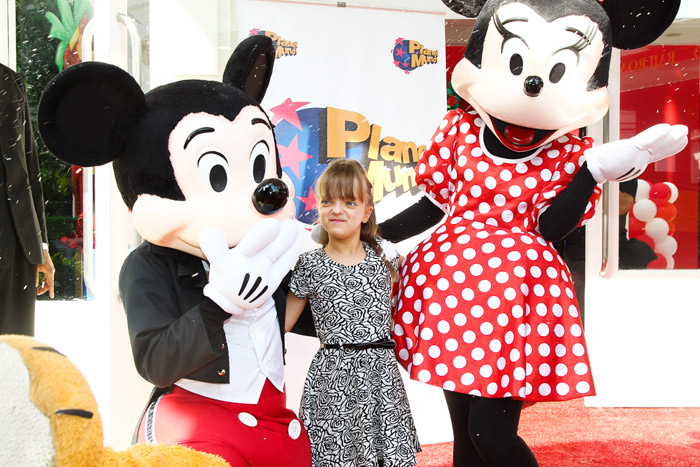 Rafa Justus posa com Mickey e Minnie em buffet de São Paulo