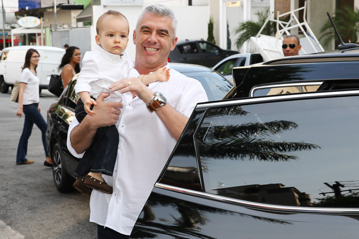 Alexandre Correa, marido de Ana Hickamann, chega com Alexandre Jr., filho do casal, a festa em São Paulo