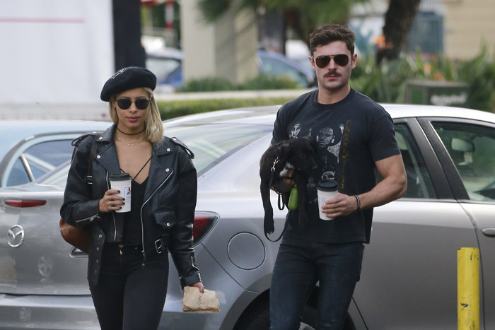 Zac Efron passeia com a namorada em Los Angeles