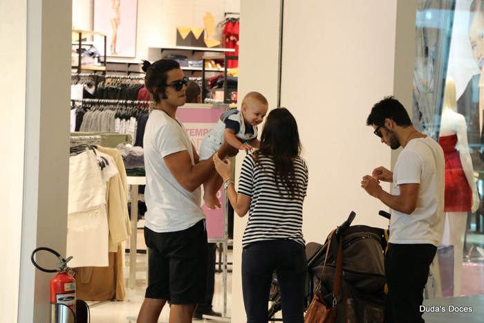 Rodrigo Simas paparica o sobrinho durante passeio em shopping na Barra da Tijuca