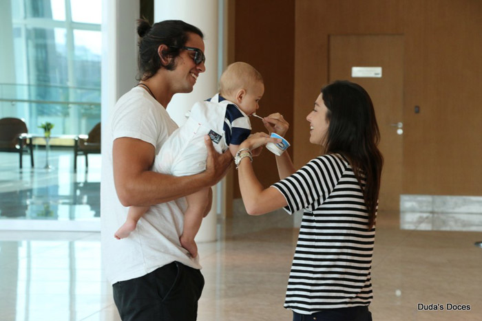 Rodrigo Simas paparica o sobrinho durante passeio em shopping na Barra da Tijuca