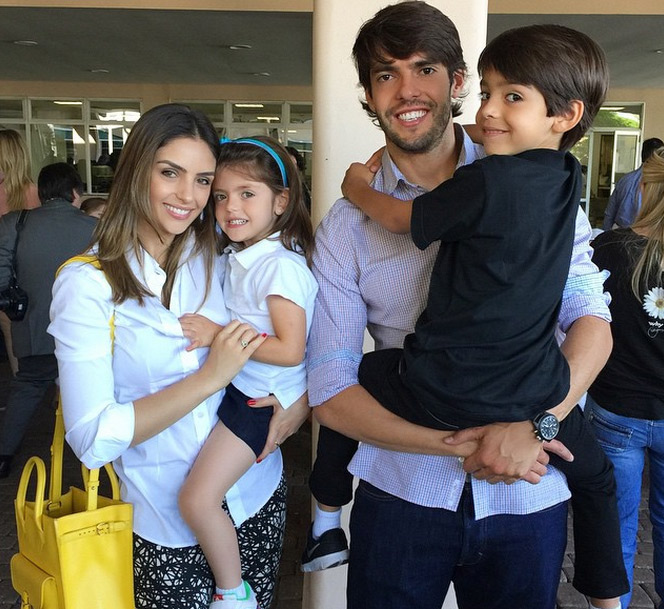 Carol Celico compartilha foto com os filhos e o ex-marido no Instagram