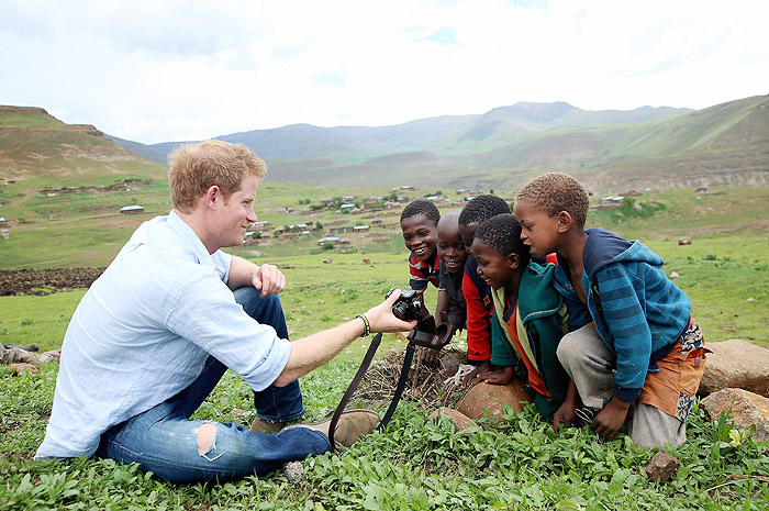 Príncipe Harry dá uma de fotógrafo em Lesoto, na África do Sul