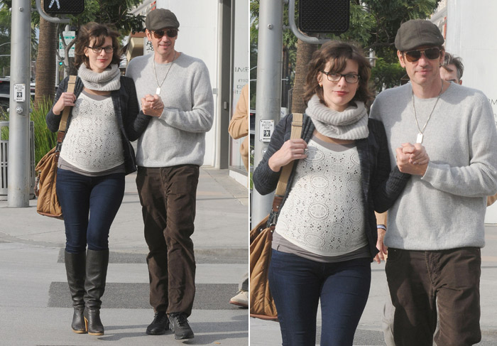 Milla Jovovich exibe barriguinha de grávida em passeio com o marido