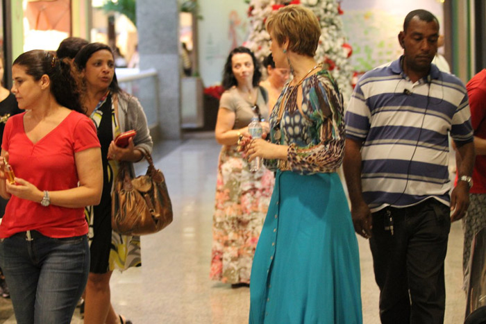 Após gravação, Claudia Raia troca de roupa e passeia por shopping